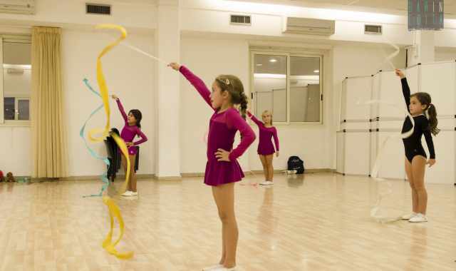 Le piccole atlete baresi della ginnastica ritmica: a 6 anni tra nastri, cerchi e ruote